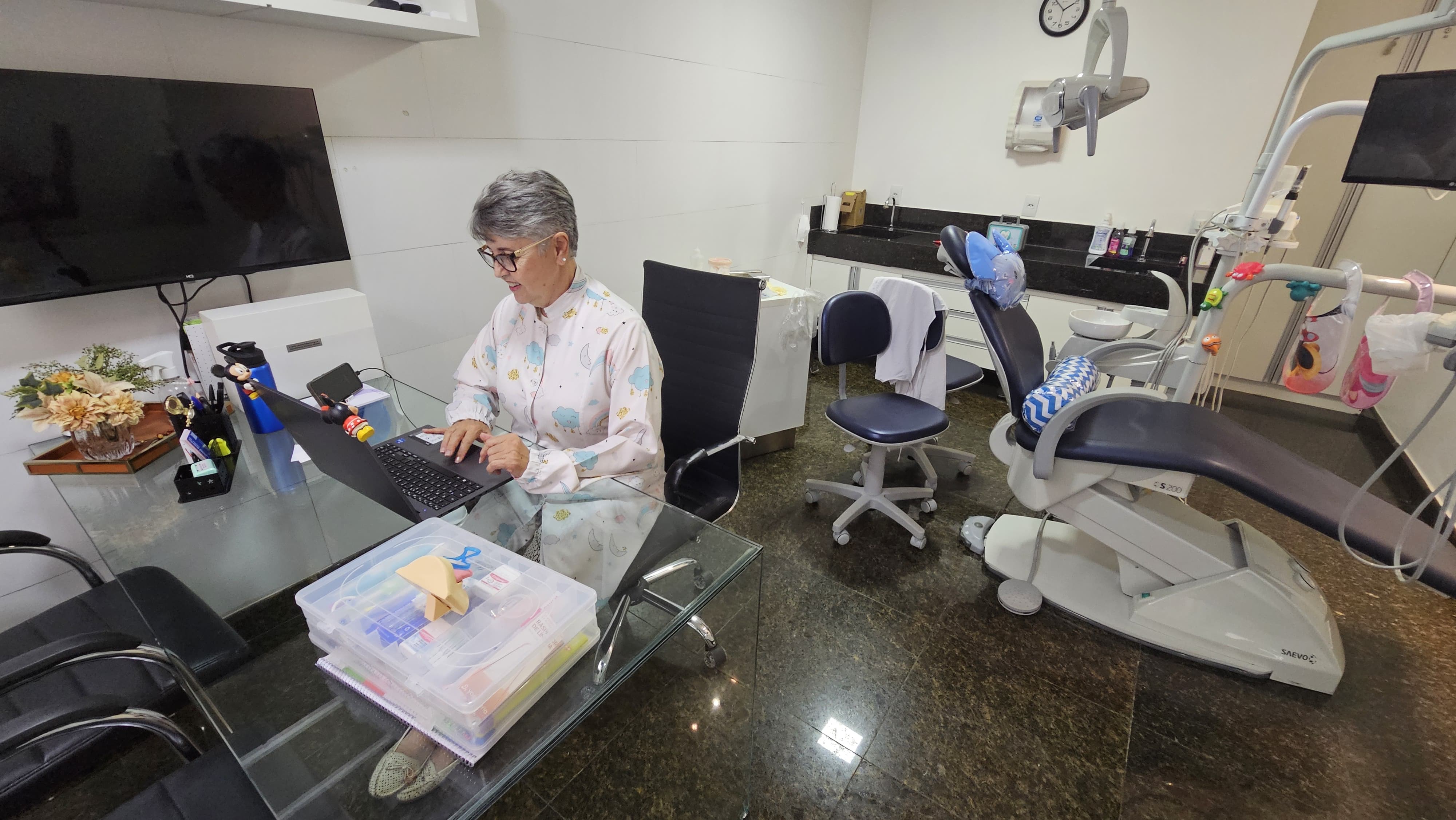 Dra Emília Finotti realizando tratamento restaurador infantil em Goiânia